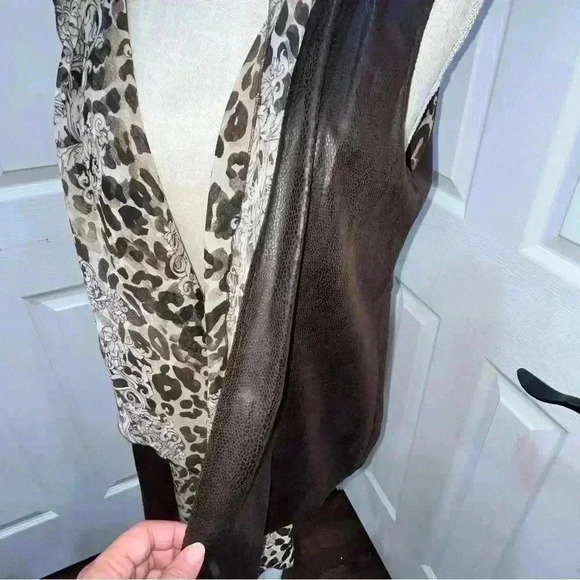 Chicos Easy wear Shirt/ vest 2 piece Set Size 1  Faux Suede Vest Abstract Animal - Picture 11 of 11